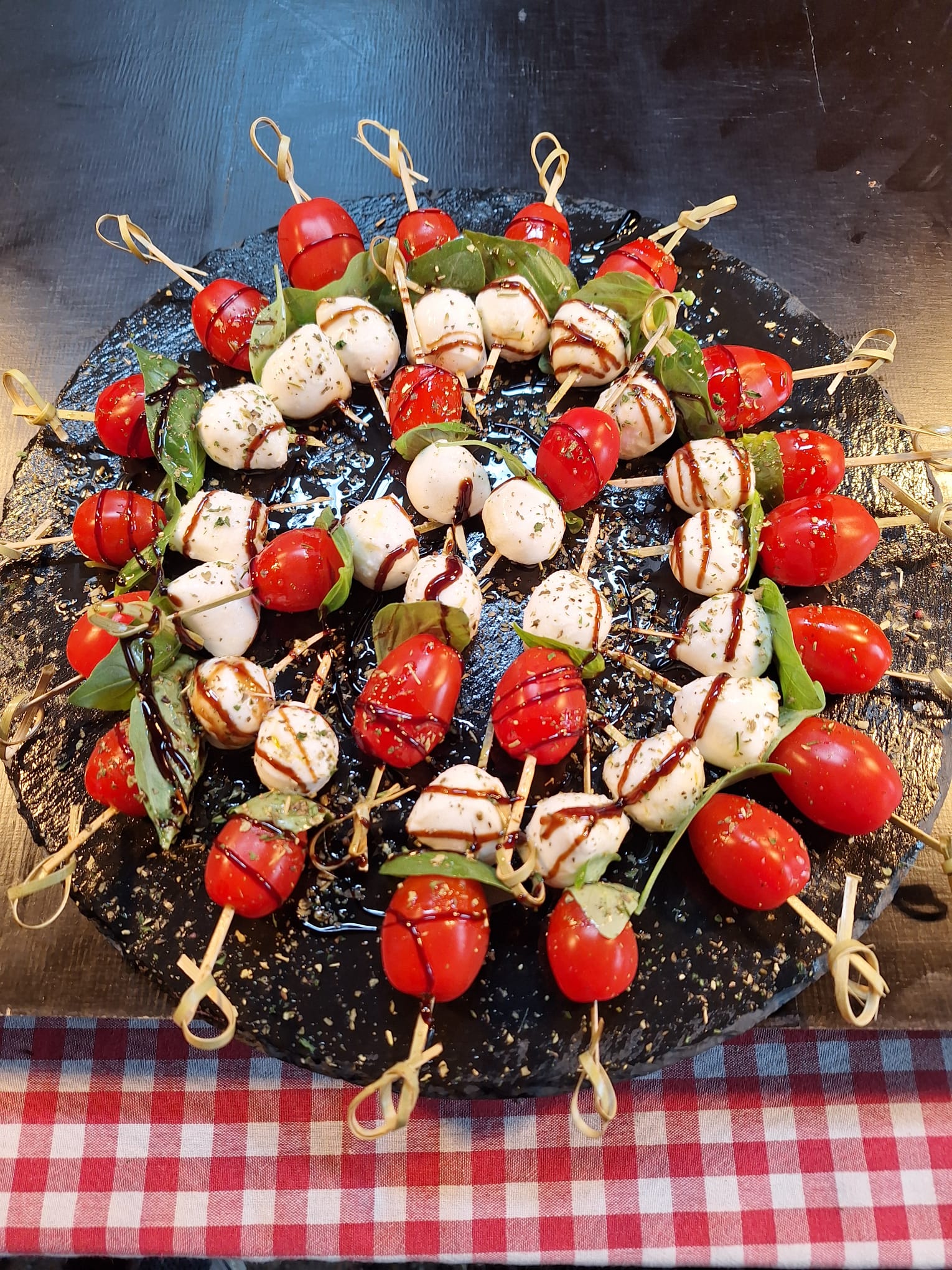 Gasten genieten van verse pizza en pasta tijdens een feest